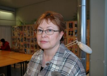Nokian vanha kirjasto Härkitiellä on aikansa elänyt. Kirjastotoimenjohtaja Airi Nummelin odottaa jo kovasti uusia tiloja.