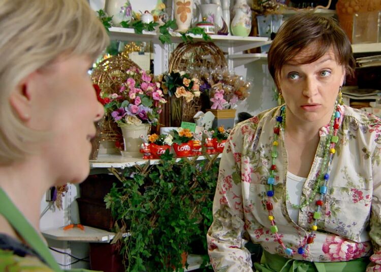 Laura (Pirjo Moilanen, vas.) ja Krisse (Piitu Uski)