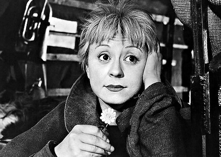 La Strada – Tie on klassikko nyrkkeilijän kanssa markkinoita kiertävästä Gelsominasta (Giulietta Masina, kuva), jonka elämänilo voittaa kaikki vastoinkäymiset.