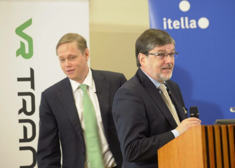 VR-Yhtymän toimitusjohtaja Mikael Aro (vas) ja Itellan konsernijohtaja Jukka Alho kertoivat VR Transportin ja Itellan välisestä aiesopimuksesta tiedotustilaisuudessa tiistaina.