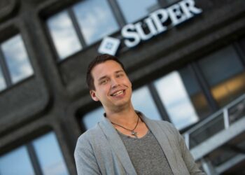 Suomen Lähi- ja perushoitajaliiton suunnittelija Kari Bagge pitää huolta siitä, että opiskelijoita ei höynäytetä oppilaitoksissa.
