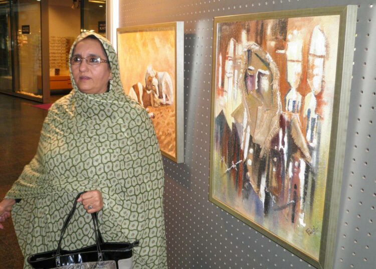 Kulttuuriministeri Khadidja Hamdi avasi maanantaina Sanomatalossa länsisaharalaisen kuvataiteilijan Fadel Jalifa Alin näyttelyn.