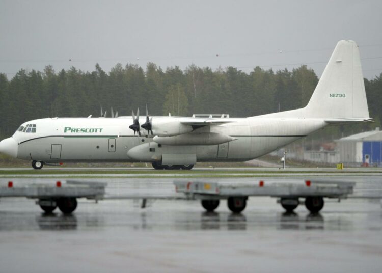 Prescott Support -yhtiön Hercules -kuljetuskone Seutulan kentällä 16.5.2003. Koneen epäillään olevan yksi CIA:n vankilennoissa käyttämistä.