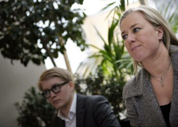 Valtiovarainministeri Jutta Urpilainen politiikan toimittajien lounasvieraana Lasipalatsissa Helsingissä.