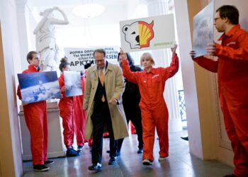 Greenpeacen aktivistit vaativat Shellin hallituksen puheenjohtajaa Jorma Ollilaa lopettamaan öljynporauksen Arktiksella.