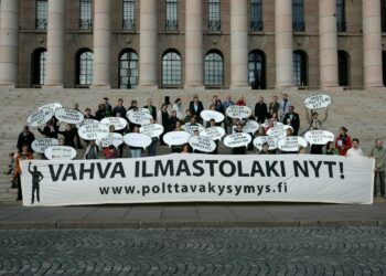 Ilmastolakikampanjan tempaus eduskuntatalon portailla toivotti kansanedustajat tervetulleiksi syysistuntokaudelle.