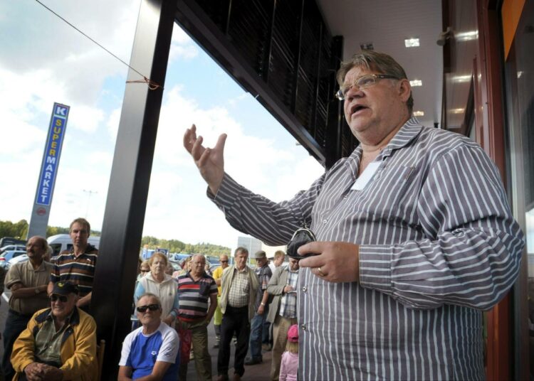 Timo Soini yleisötapaamisessa Muuralassa elokuun lopussa.
