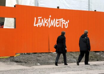 Länsimetro on Helsingin Ruoholahdesta Espoon puolelle Kivenlahteen asti rakennettava metroreitti.