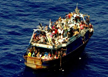 Italian laivaston välittämä kuva täyteen ahdetusta veneestä, jonka matkustajat pelastettiin viime sunnuntaina.