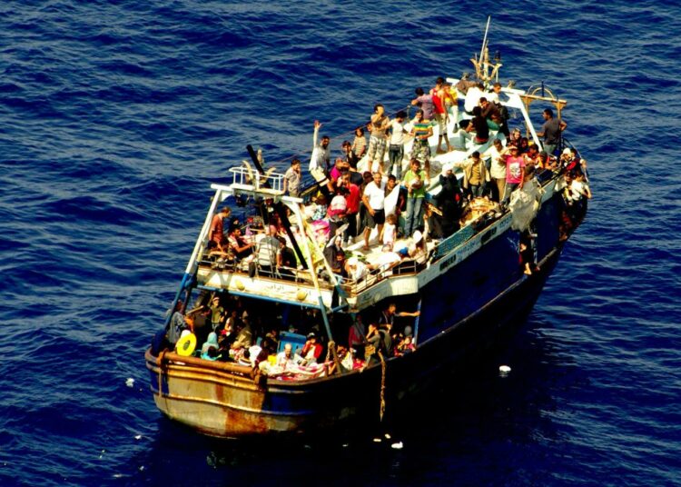 Italian laivaston välittämä kuva täyteen ahdetusta veneestä, jonka matkustajat pelastettiin viime sunnuntaina.