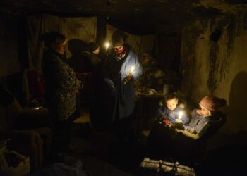 Kolme perhettä vietti tiistain vastaisen yön tässä pommisuojassa. Heidän asuntonsa Donetskissa olivat tuhoutuneet.