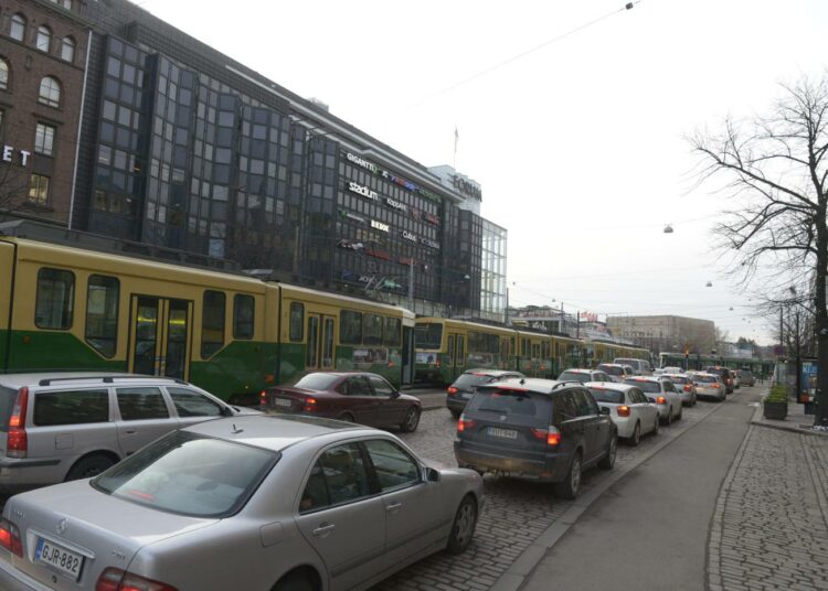 Raportin mukaan Helsingissä (kuva) ja Turussa liikenne sakkaa yhtä paljon.