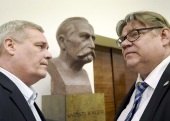 Antti Rinteen SDP kerää nyt sen kannatuksen, jota Timo Soinin perussuomalaiset koko ajan menettää.