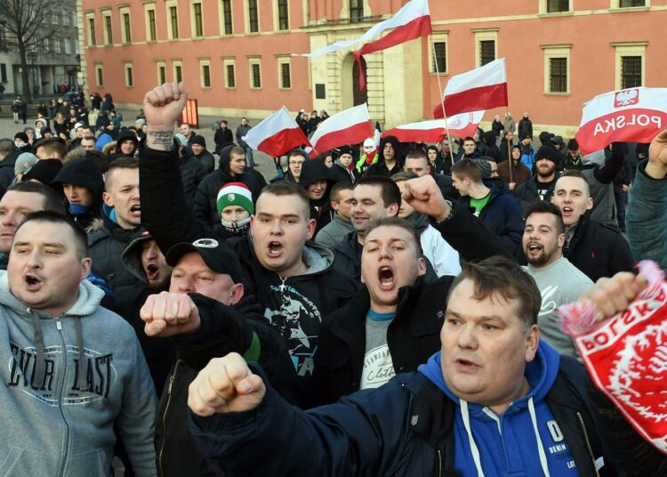 Puolalaisia maahanmuuttajavastaisen Pegida-liikkeen kannattajia osoittamassa mieltään Varsovassa helmikuun alussa.
