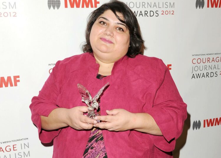 Toimittaja Khadija Ismailova kuvattuna lokakuussa 2012 Los Angelesissa, jossa hän otti vastaan naisten kansainvälisen mediasäätiön palkinnon journalistisesta rohkeudesta.