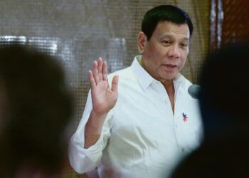 Filippiinien presidentti Rodrigo Duterte on karski ja kovaotteinen jätkä. Toisaalta hän hieroo rauhaa kaikkien kanssa.