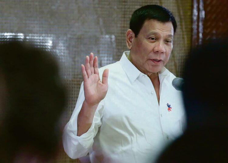 Filippiinien presidentti Rodrigo Duterte on karski ja kovaotteinen jätkä. Toisaalta hän hieroo rauhaa kaikkien kanssa.