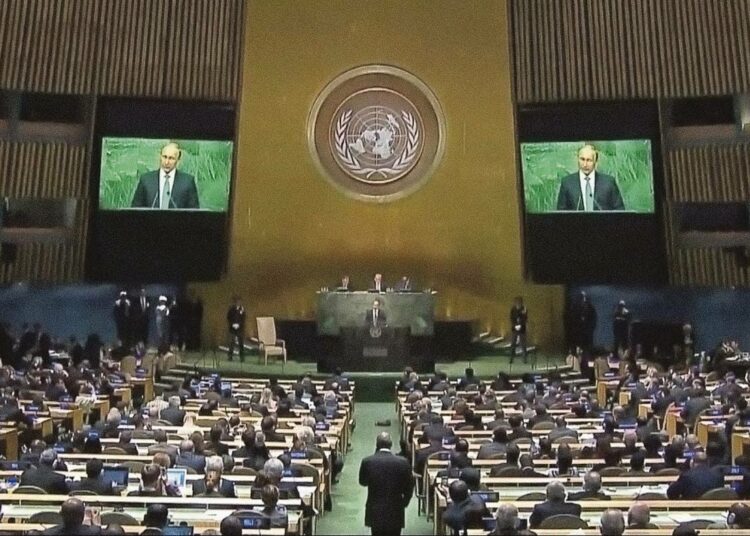 Vladimir Putin puhumassa YK:n päämajassa New Yorkissa.