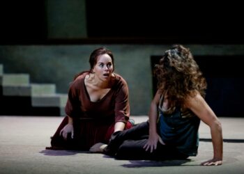 Krysotemis (Elisabet Strid) ja Elektra (Evelyn Herlitzius).