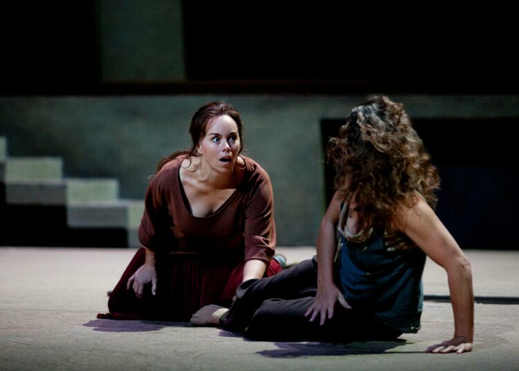 Krysotemis (Elisabet Strid) ja Elektra (Evelyn Herlitzius).