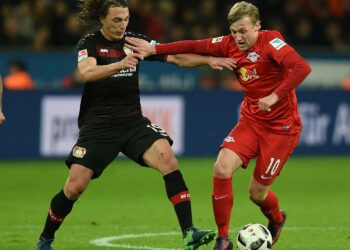 Ruotsalaiskärki Emil Forsberg (oik.) on loistanut RB Leipzigissä.