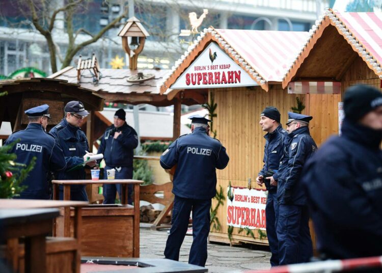 Poliisit partioivat tiistaina Breitscheidplatzin joulutorin alueella.