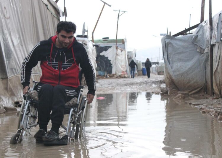 Samer esittelee syyrialaisleirin olosuhteita pyörätuolilla liikkuvan näkökulmasta.