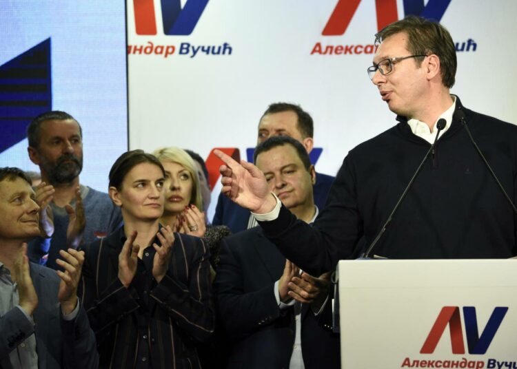Aleksandar Vucic pitämässä lehdistötilaisuutta tultuaan valituksi Serbian presidentiksi huhtikuun alussa.