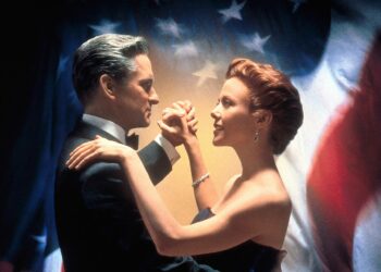 Ympäristölobbari (Annette Bening) hurmaa Amerikan presidentin (Michael Douglas).