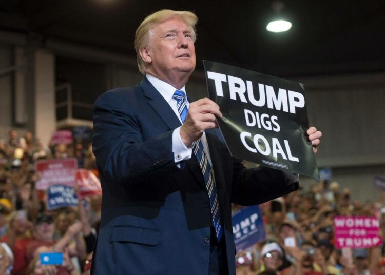 Presidentti Donald Trump kehui kaivavansa hiiltä Länsi-Virginian Huntingtonissa viime viikolla.