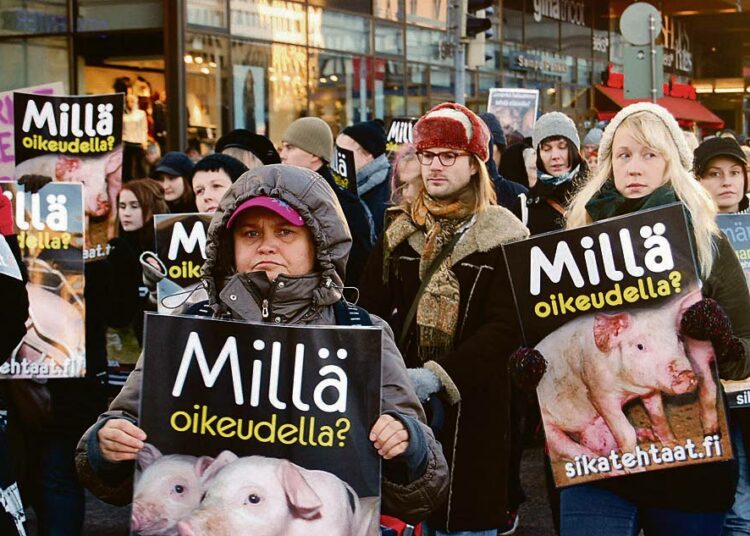 1900-luvun lopulla Suomessa herättiin pohtimaan myös eläinten oikeuksia. Kuvassa eläinoikeusaktivisteja mielenosoituksessa Helsingissä marraskuusa 2011.