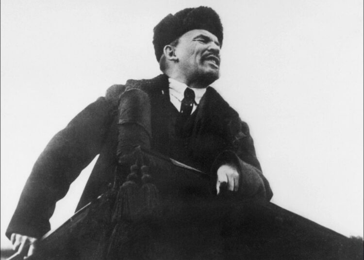 Vladimir Iljitš Lenin (kuvassa lokakuussa 1918 Moskovassa) kohtasi Josif Stalinin ensimmäistä kertaa Tampereen työväentalossa joulukuussa 1905.