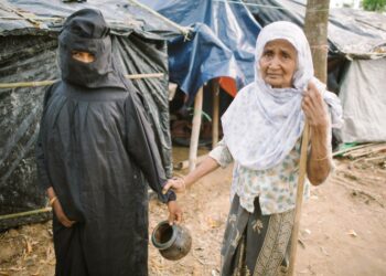 Rohingyanaisia Balukhalin leirillä matkalla käymälään.