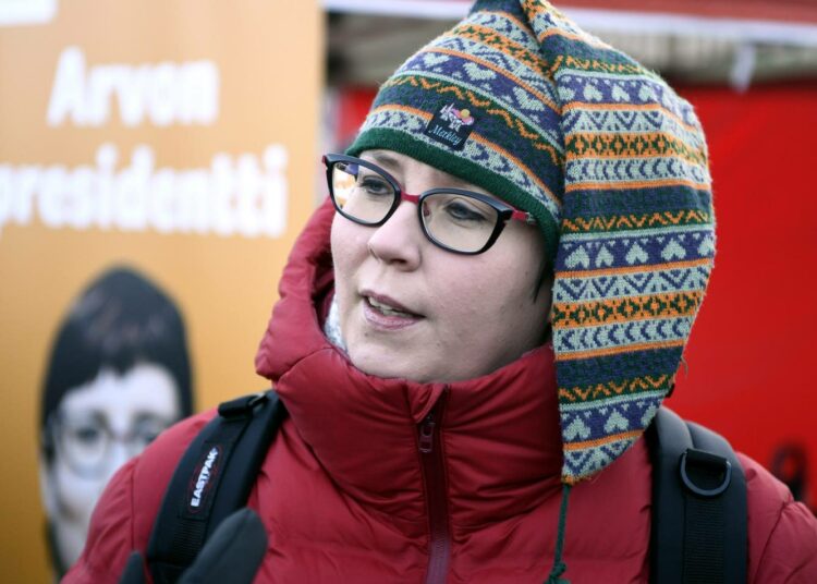Merja Kyllönen sai terveisiä kampanjoidessaan Helsingissä Hakaniemen torilla: ”Kai sinä Kyllönen tiijät, ettei tässä maassa kaikilla ole taulutelevisiota ja kahden ja puolen tuhannen kuukausituloja, ja Kyllönen vastasi: Kyllä minä tiijän.