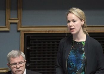 Vasemmistoliiton kansanedustaja Hanna Sarkkinen penäsi eilen hallitukselta kantaa tuoreimpaan sote-soppaan kyselytunnilla.