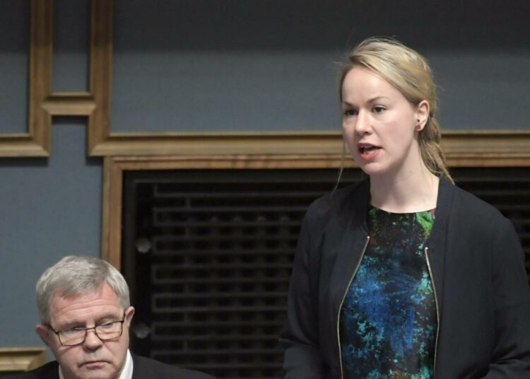 Vasemmistoliiton kansanedustaja Hanna Sarkkinen penäsi eilen hallitukselta kantaa tuoreimpaan sote-soppaan kyselytunnilla.