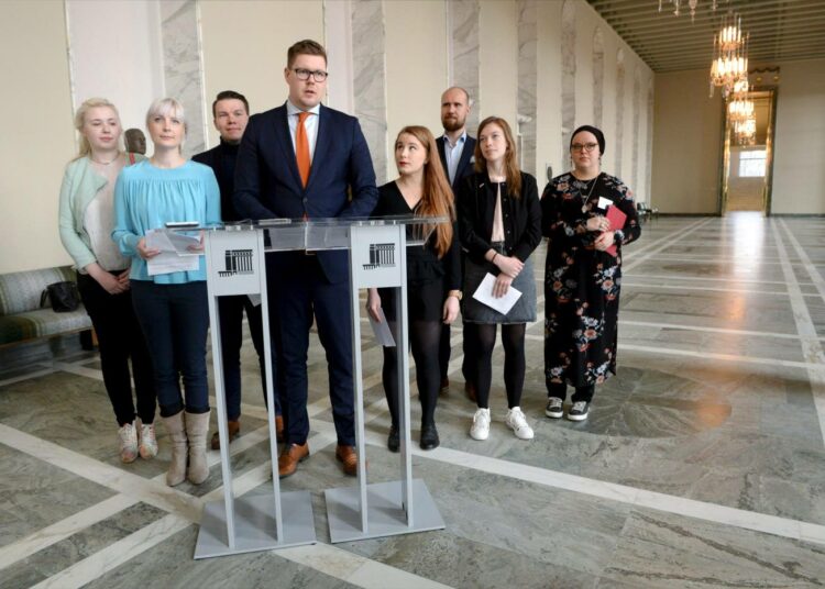 Oppositiopuolueet pitivät välikysymyksestä perjantaiaamuna tiedotustilaisuuden. Paikalla olivat myös nuorisojärjestöjen edustajat.