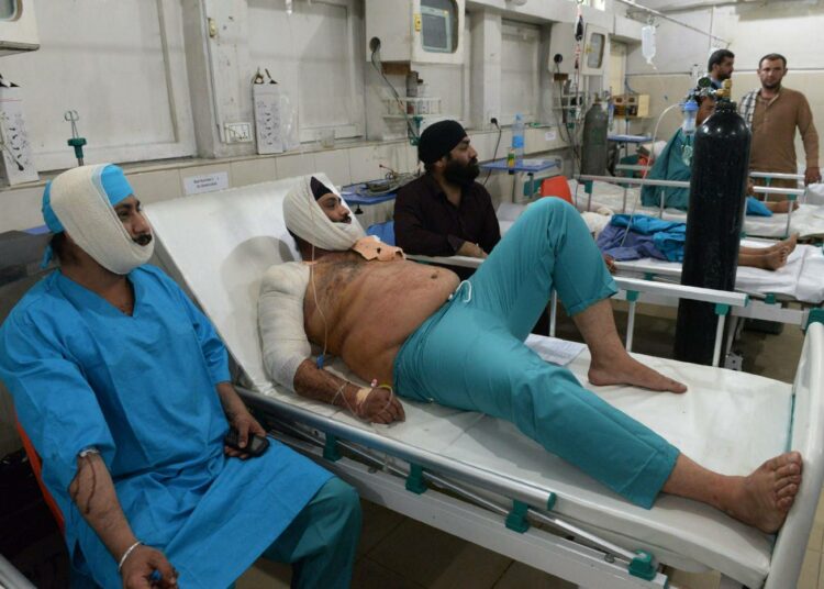 Itsemurhaiskun uhreja Jalalabadilaisessa sairaalassa 1. kesäkuuta 2018. Iskussa kuoli 12 ihmistä.