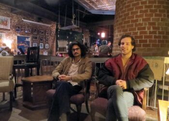 Ramin Zareian (vas.) ja Harrison Finch Hendershots-baarissa, joka on opiskelijoiden ja edistyksellisten aktivistien suosima tapaamispaikka Georgian Athensissa.