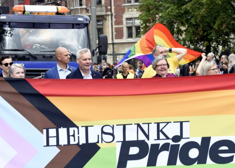 Priden suojelija oli tänä vuonna sosiaali- ja terveysministeri, vasemmistoliiton  Aino-Kaisa Pekonen (oik.), joka marssi lauantain kulkueen kärjessä pääministeri Antti Rinteen ja piispa emerita Irja Askolan kanssa.
