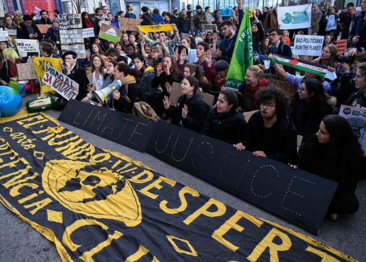 Mielenosoittajat vaativat päättäjiltä toimia Madridin kokouspaikan luona perjantaina.