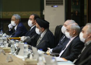 Iranin hallituksen istunto keskiviikkona. Myös useita korkeita poliittisia ja uskonnollisia johtajia on Iranissa kuollut koronavirukseen.