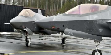 Yhdysvaltalainen F-35A-hävittäjä (kuvassa) on selvästi kallein tarjokas ja sitä puolta halvempi ruotsalainen Saab Gripen E on edullisin.