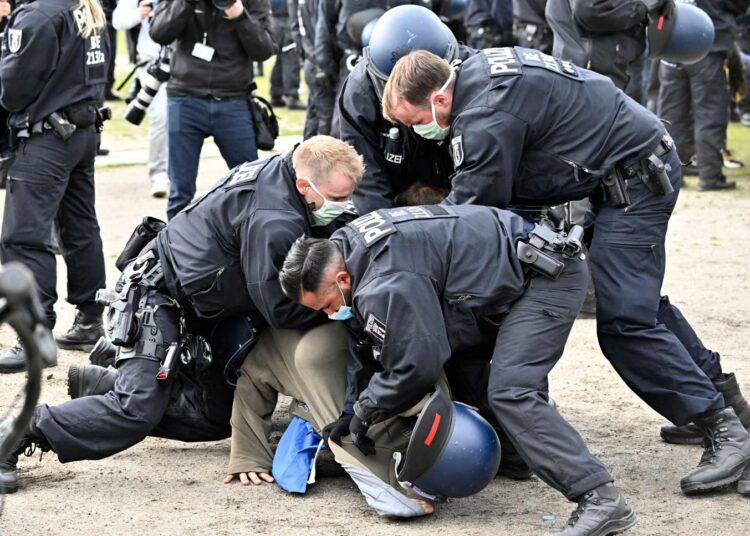 Saksassa poliisi joutuu jälleen taltuttamaan äärioikeistolaisia mielenosoittajia. Maahanmuuton sijaan he vastustavat nyt koronarajoituksia.