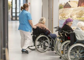 Vanhushoivan hoitajamitoitukseksi tulee 0,5 lokakuussa. 0,7 toteutuu vuonna 2023.