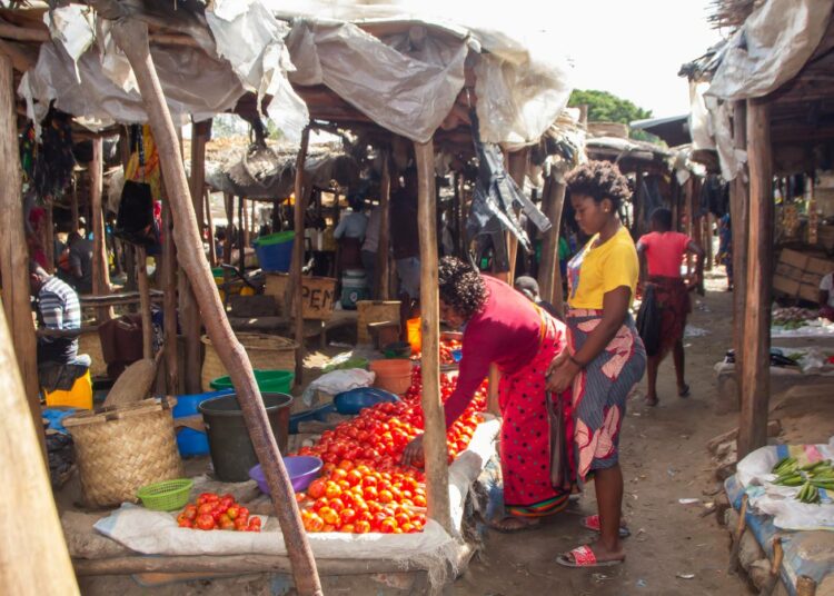 Malawin pienkauppiaat myyvät kauppatavaroitaan Limben torilla Blantyren kaupungissa.