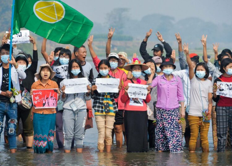 Myanmarissa osoitettiin mieltä sotilasvallankaappausta vastaan muun muassa eilen.