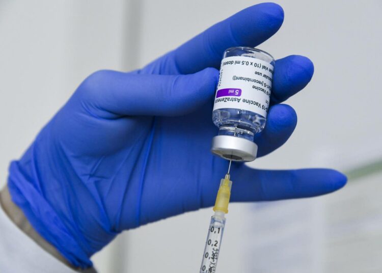 Hallitus neuvottelee rokotteiden painottamisesta pahimmille epidemia-alueille pääsiäisviikon keskiviikkona.