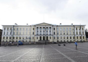 Populismin lisäksi tieteen vapautta on heikentänyt vuonna 2009 hyväksytty silloisen porvarihallituksen yliopistouudistus. Kuvassa Helsingin yliopiston päärakennus.
