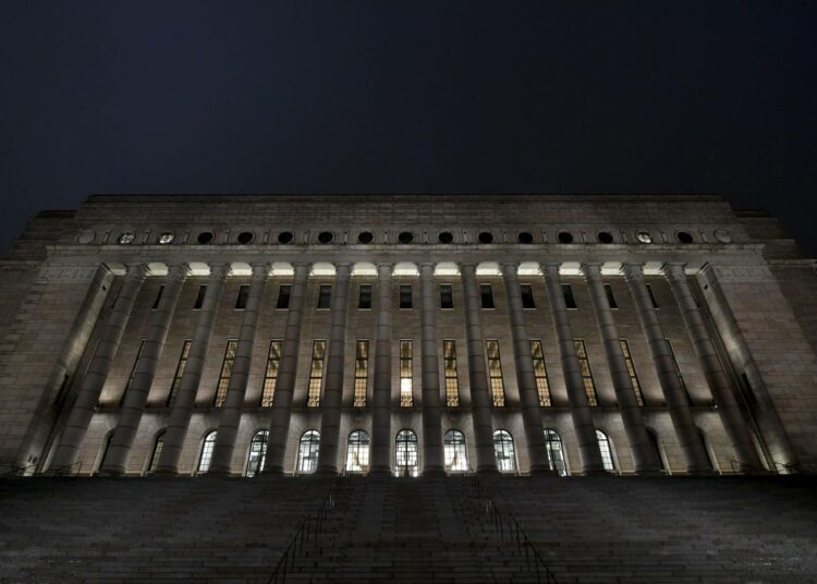 Heikko luottamus poliittista päätöksentekoa kohtaan liitettiin tutkimushaastatteluissa poliittisen keskustelun vastakkainasetteluihin, päättäjien kinasteluun ja lupauksien pettämiseen.